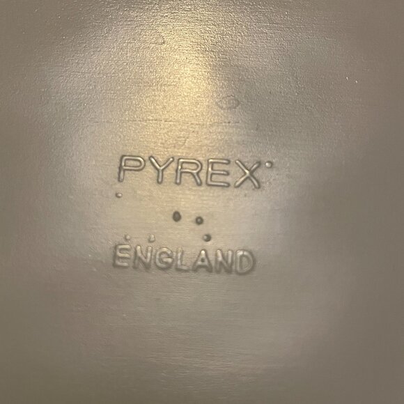 Vintage 1970s Pyrex from England "Autumn Glory" Oval Casserole Dish, 11" x 7.5". - Picture 7 of 10